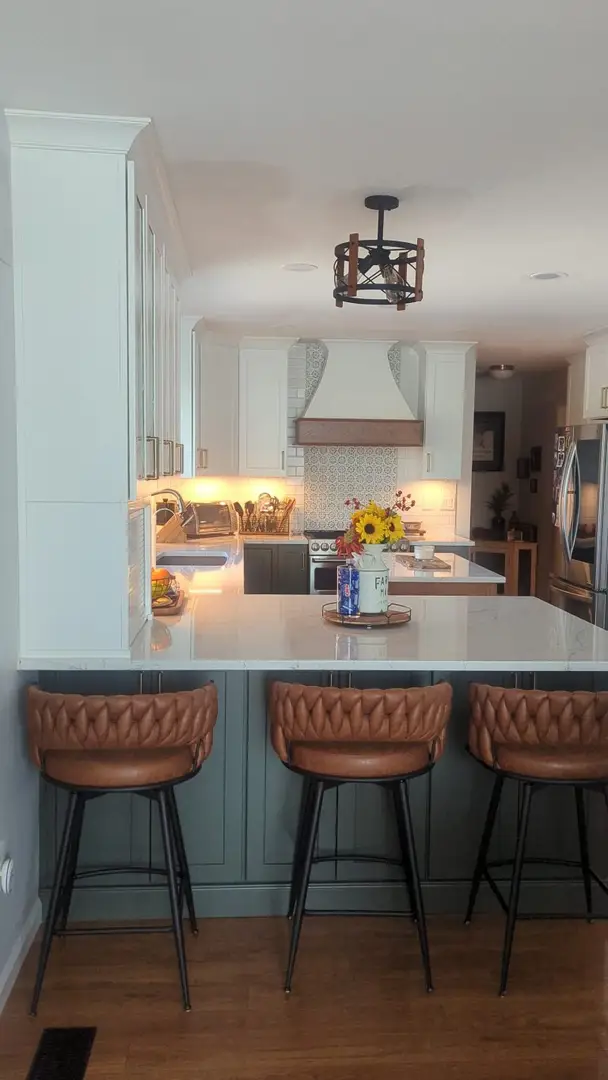 the mix of cabinetry, the countertops, or the subtle design details, here’s a breakdown of everything that went into this stunning kitchen makeover. Let’s walk through some of the highlights and answer your questions along the way.